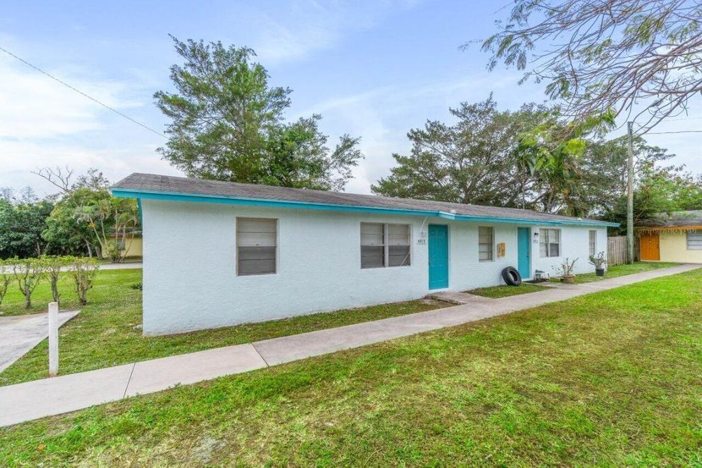 Photo of 4915 Gulfstream Road, Lake Worth, FL 33460 (MLS # R11155551)