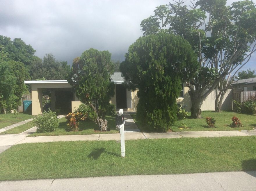 Three bedroom home available with sizable front yard!
Come see this home available for rent in the Rolling Green neighborhood!