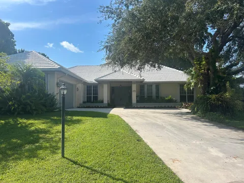 8309 SE Woodcrest Place, Hobe Sound, FL MLS: R11049572