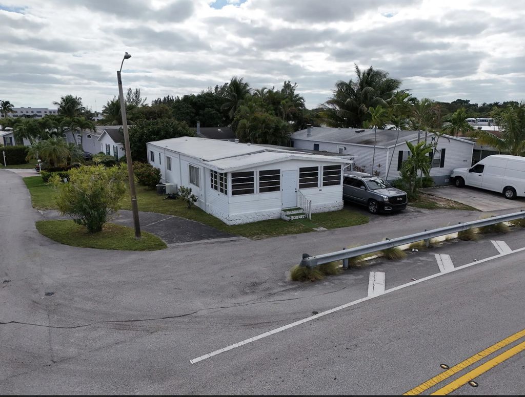 Photo of 3028 Lakeshore Drive, Fort Lauderdale, FL 33312 (MLS # B26012083)