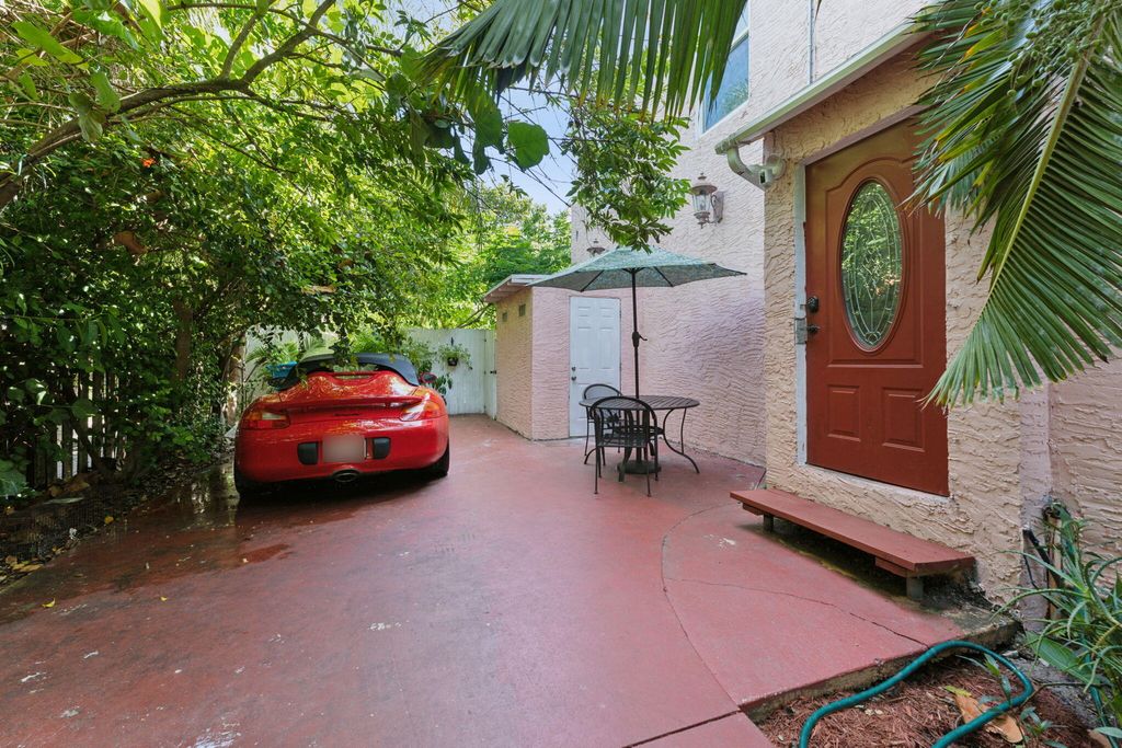 Photo of 220 SW 1st Avenue, Boynton Beach, FL 33435 (MLS # R11007038)