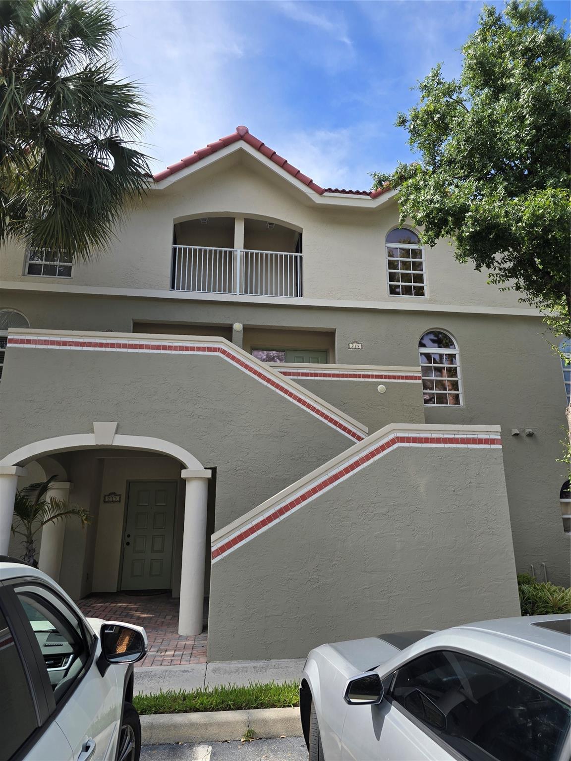 RARE FIND, BOUTIQUE COMPLEX OF ONLY 36 UNITS. EXCELLENT LOCATION, EAST OF US#1. WALKING DISTANCE TO THE INTRACOASTAL WATERWAY AND TOWN BEACH ACCESS. KITCHEN HAS UPDATED WHITE SHAKER CABINETS WITH QUARTZ COUNTERTOPS, STAINLESS STEEL APPLIANCES, WASHER AND DRYER ON MAIN LEVEL. LUXURY VINYL. HEATED COMMUNITY POOL. BOTH SECOND FLOOR BEDROOMS HAVE VAULTED CEILINGS, PRIVATE BATHS, AND WALK IN CLOSETS. POWDER ROOM ON FIRST FLOOR. TOWNHOME LEVELS ARE SECOND AND THIRD FLOOR, NOT GROUND LEVEL ENTRANCE. COMPLEX ROOF REPLACED IN 2023.