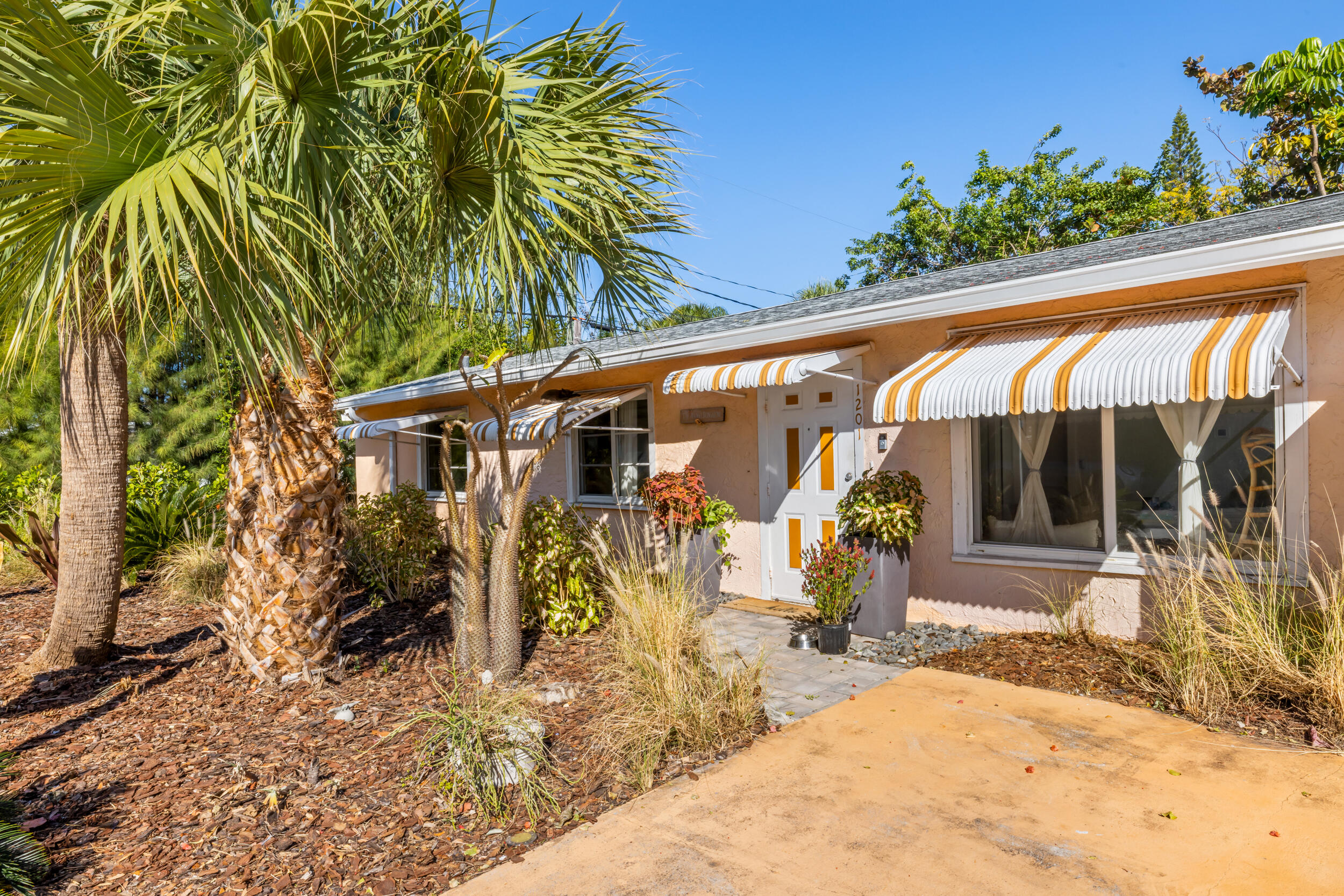 1201 N K Street, Lake Worth, FL, 33460/$429,900 1 1201 N K Street