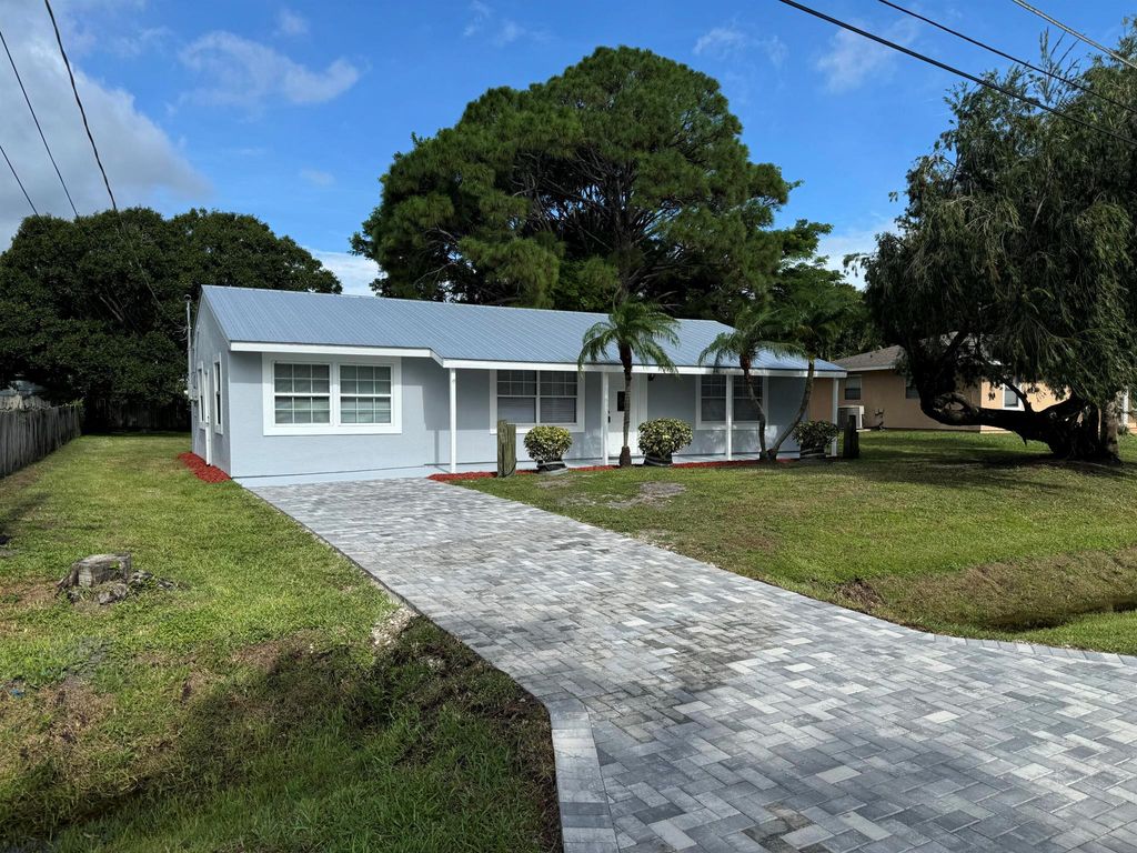 Photo of 4711 Myrtle Drive, Fort Pierce, FL 34982 (MLS # R11011281)