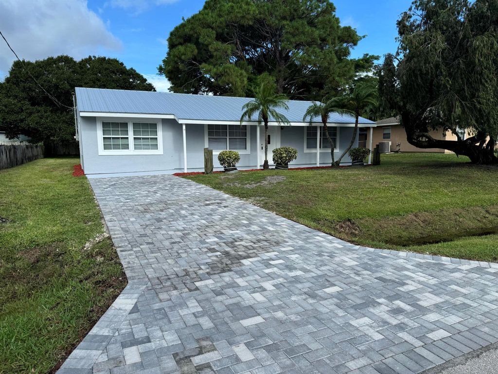 Photo of 4711 Myrtle Drive, Fort Pierce, FL 34982 (MLS # R11011281)