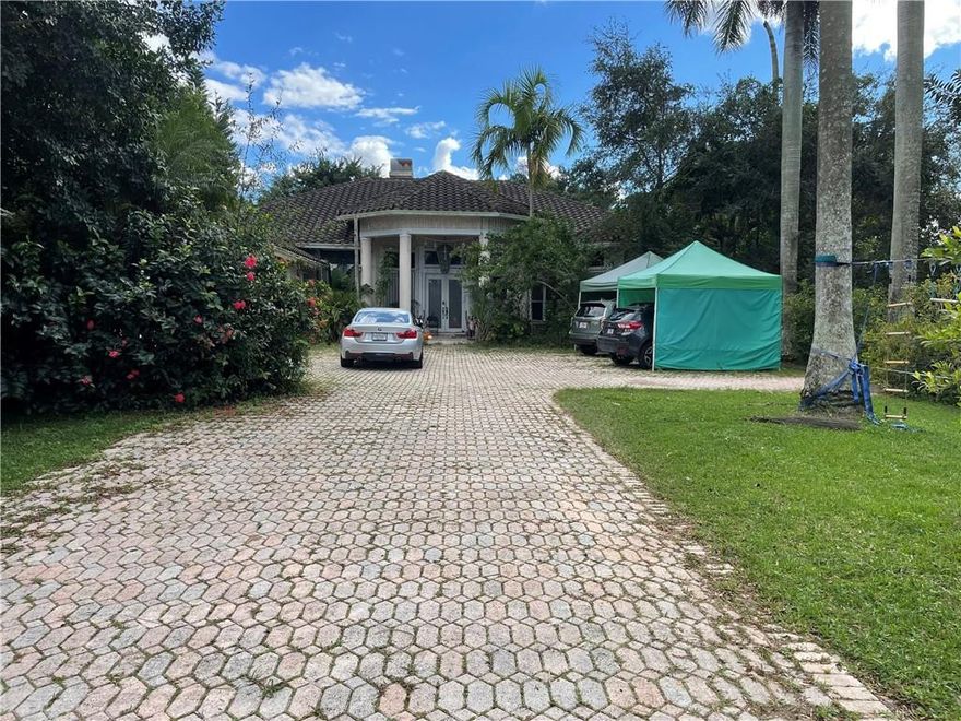 '" Photos reflect interior condition prior to current owners moving in and do not reflect current condition."This once magnificent mansion on a corner lot with .8 treed acres and over 4,000 sq ft of living space, needs a major landscaping overhaul, pool cleaning, Lanai repair, interior cosmetic updates & cleaning to bring it back to its original condition- as well as your personal decorator touches of course! Expect to find some repairs. The luxurious master suite is split from the other 3 bedrooms. There is also an office and additional den off the kitchen. With almost 1000 sq ft of garage space there is plenty of room for all your cars and toys. Plantation Acres is a high-end, equestrian neighborhood where most homes sell for over $1 million. This is an unapproved short sale. Short sale listing brokers must disclose amount of or manner in which cooperating compensation may be reduced by lender PRIOR to receipt of purchase offer.