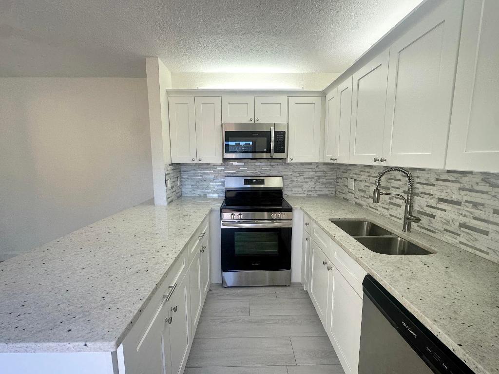 LAKEWOOD 1ST ADDITION OF PALM SPRINGS - Residential Lease