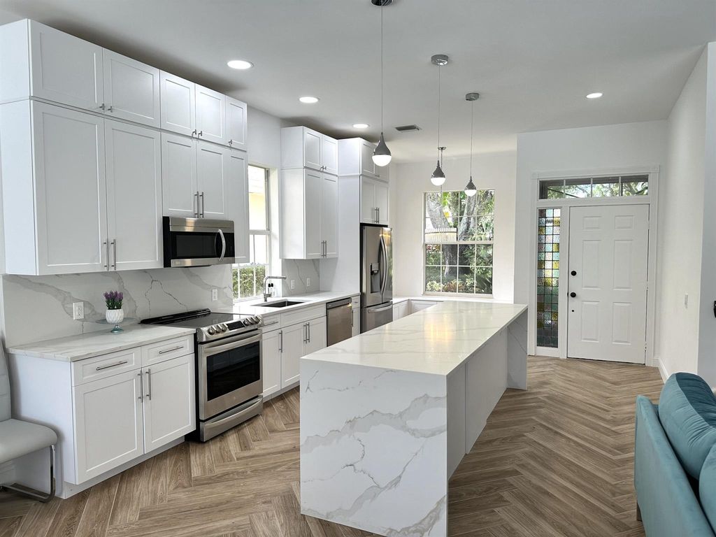 Photo of 1009 Bedford Avenue, Palm Beach Gardens, FL 33403 (MLS # R10922059)