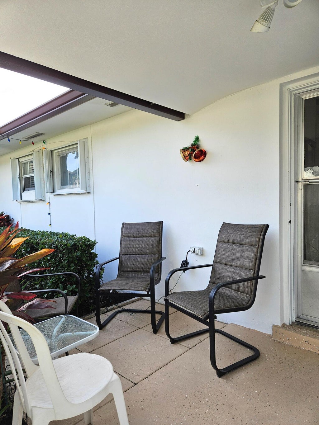 Photo of 2920 CROSLEY Drive E #B, West Palm Beach, FL 33415 (MLS # B26071139)