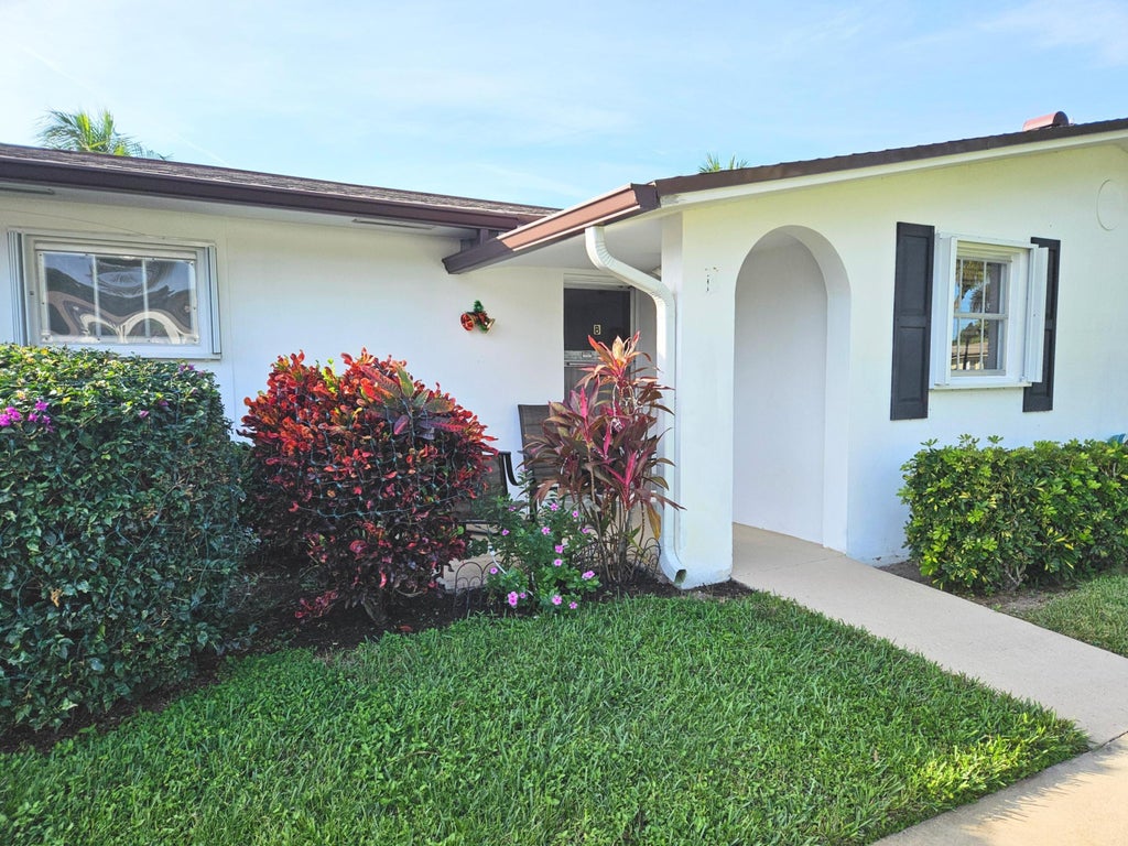 Photo of 2920 CROSLEY Drive E #B, West Palm Beach, FL 33415 (MLS # B26071139)