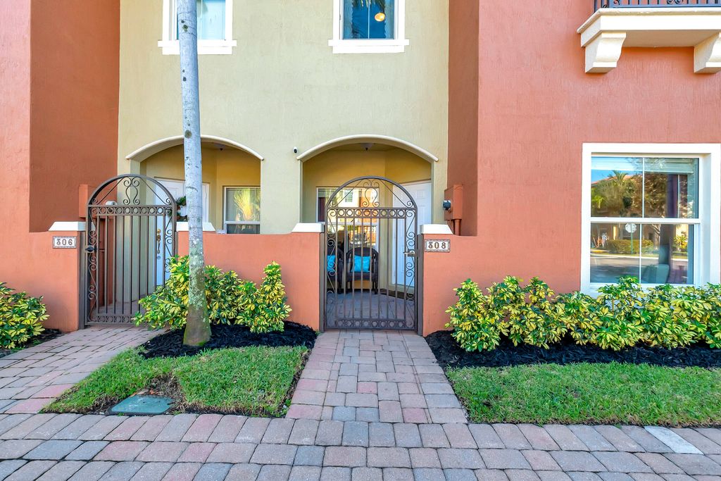 Photo of 308 Lake Monterey Circle, Boynton Beach, FL 33426 (MLS # R10936954)