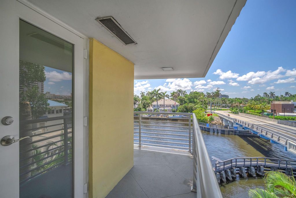Photo of 1015 Spanish River Road, Boca Raton, FL 33432 (MLS # R11098820)