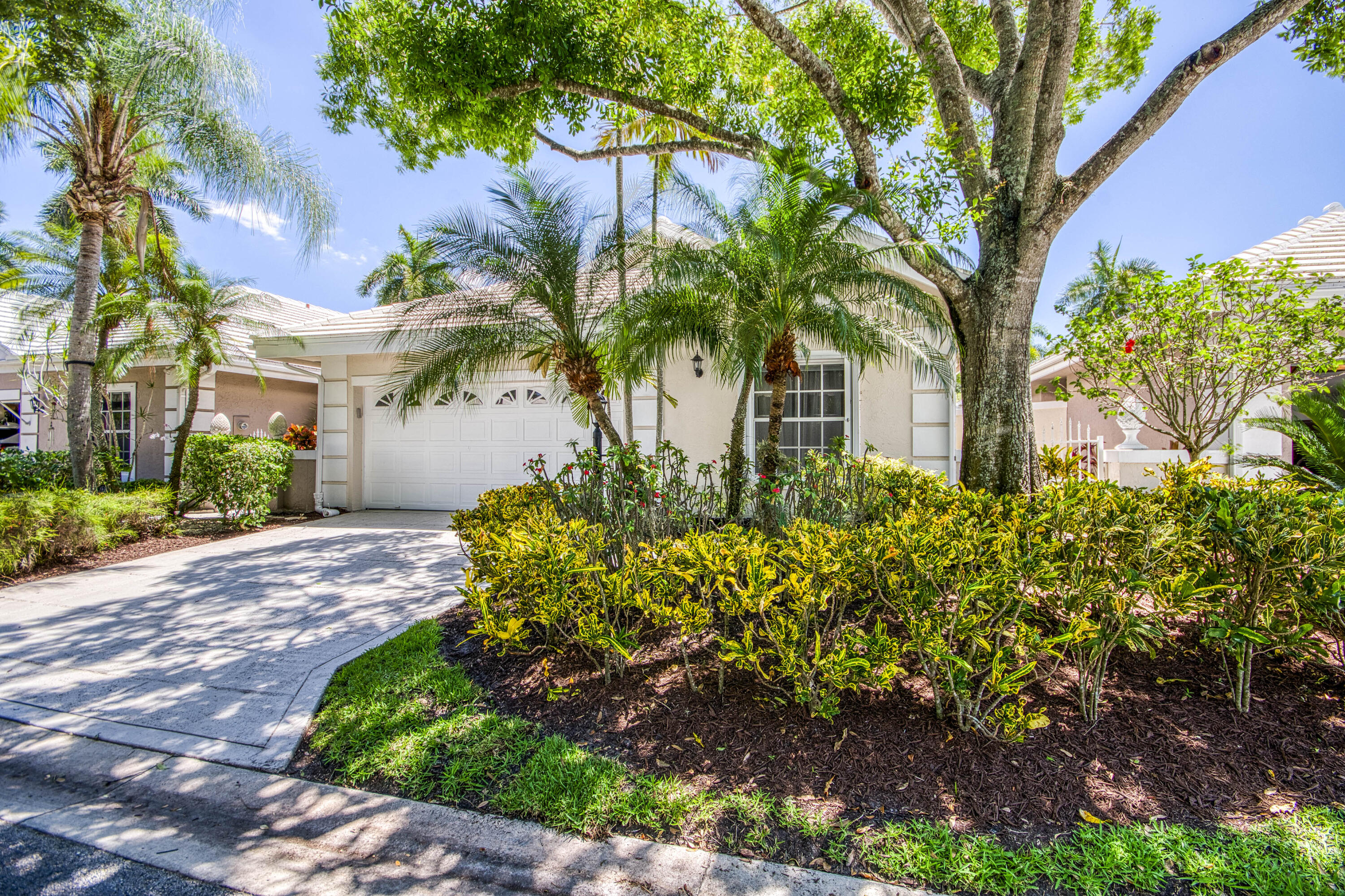 206 Canterbury Drive W