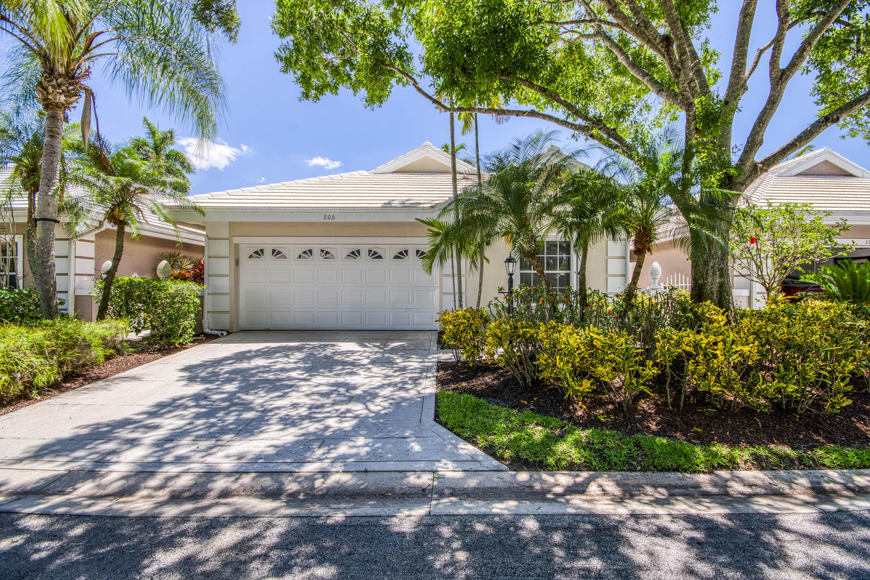 206 Canterbury Drive W