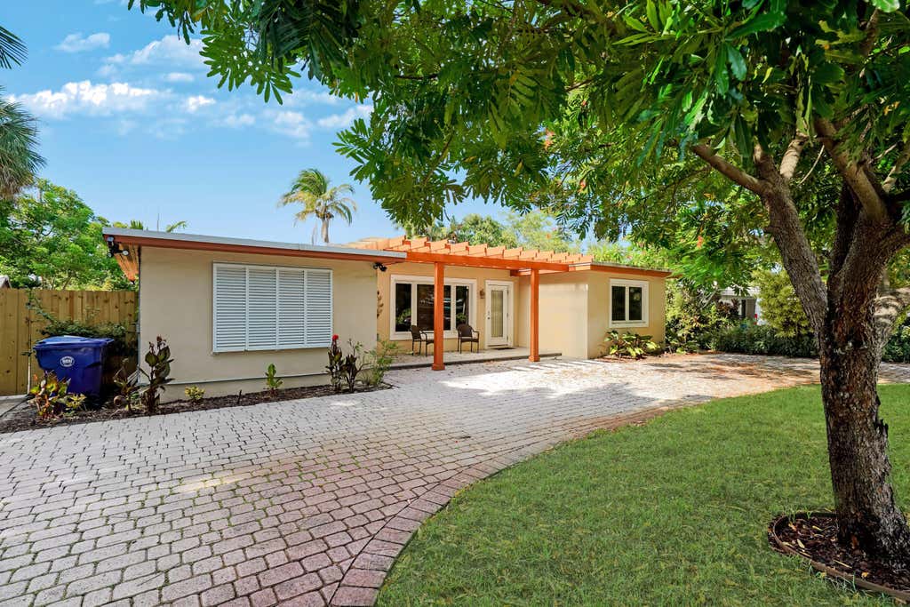 Photo of 401 NW 21ST Court, Wilton Manors, FL 33311 (MLS # B26064403)