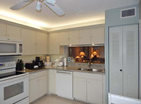 Tiny photo for 6698 N 10th Ave AVE N #215, Lake Worth, FL 33467 (MLS # B26037090)
