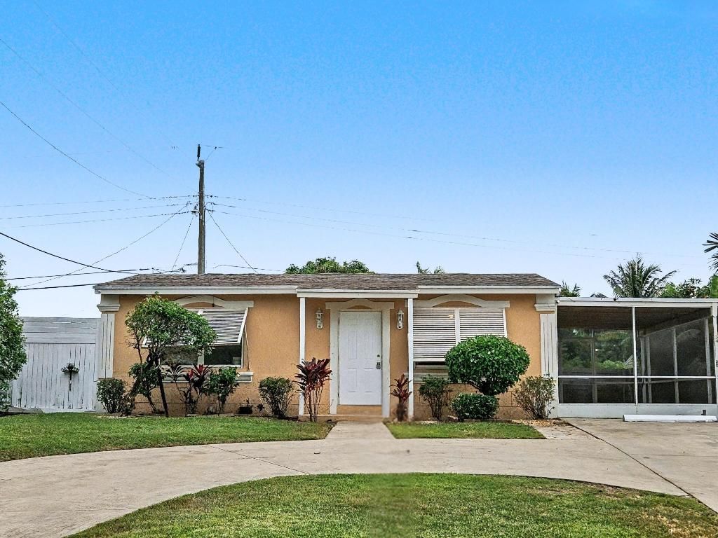 Photo of 130 S Atlantic Drive E, Boynton Beach, FL 33435 (MLS # R11139356)