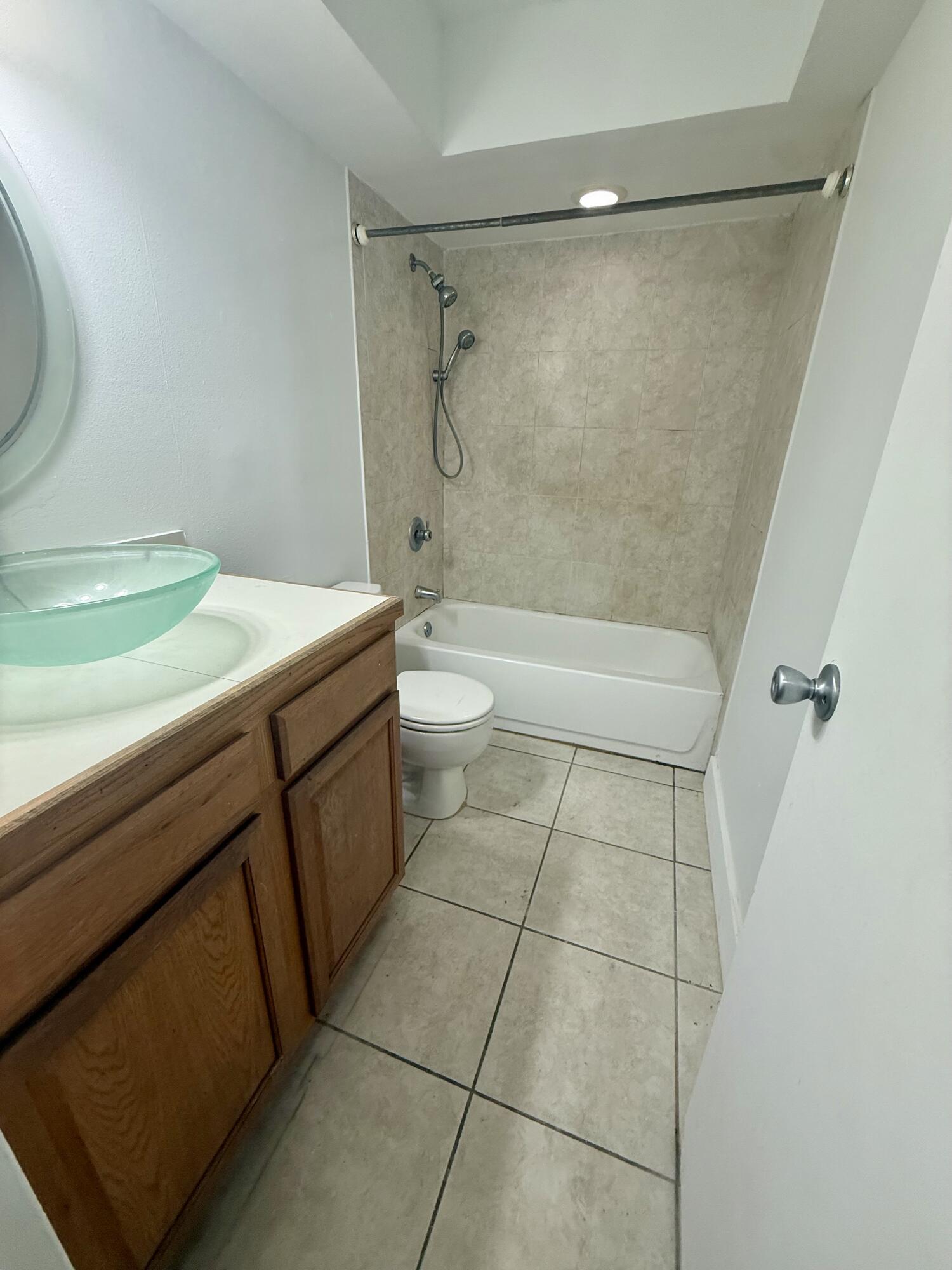 WOODS CONDO - Residential