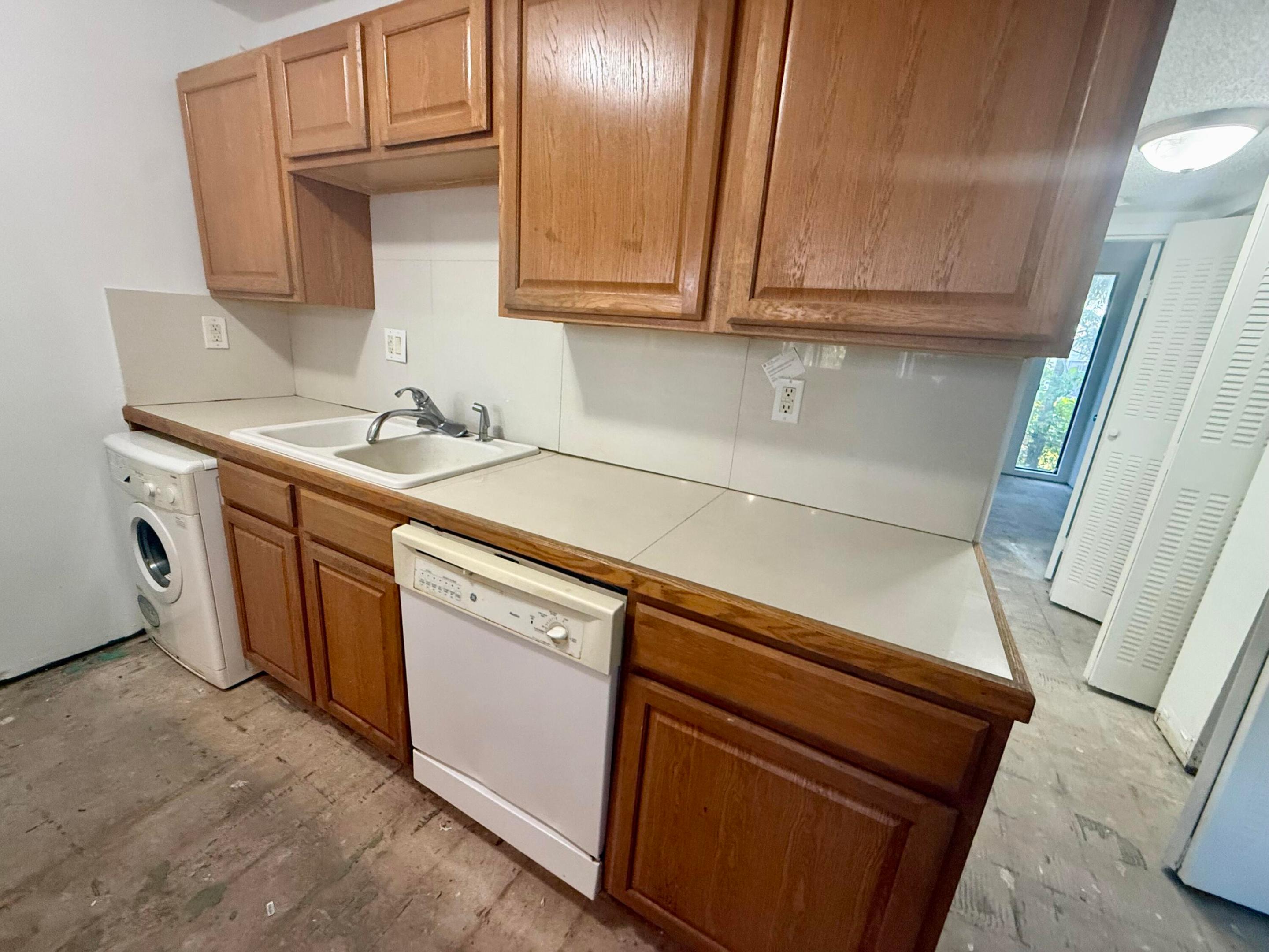 WOODS CONDO - Residential
