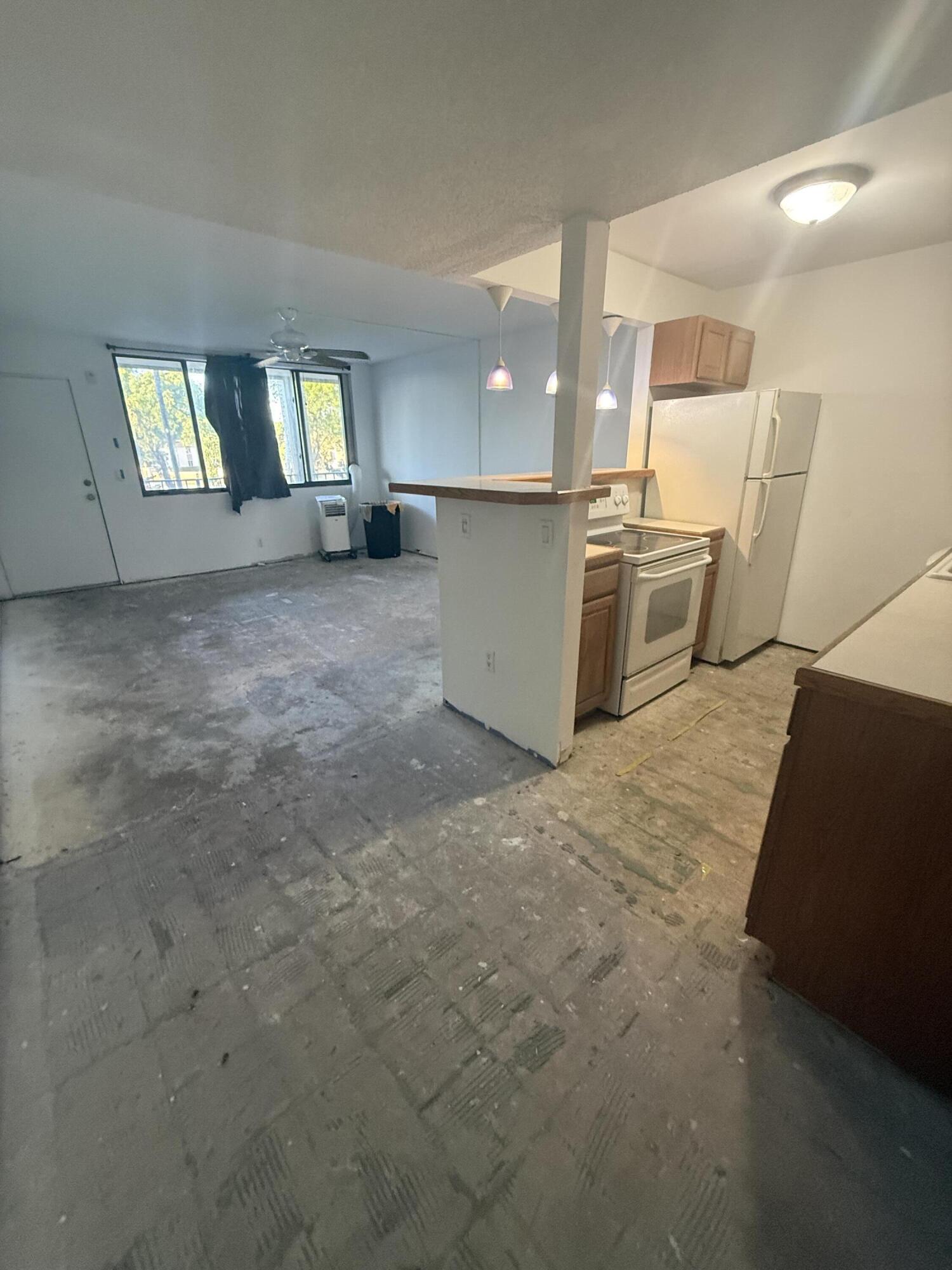 WOODS CONDO - Residential
