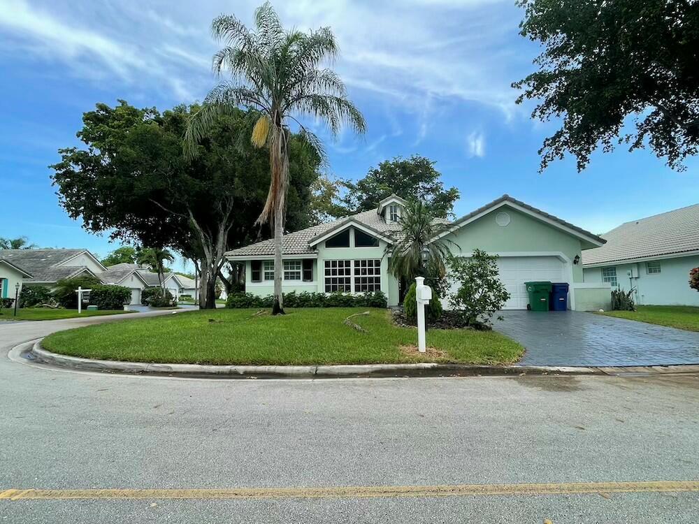 5395 Pine Circle, Coral Springs, FL, 33067/$539,900 1 5395 Pine Circle