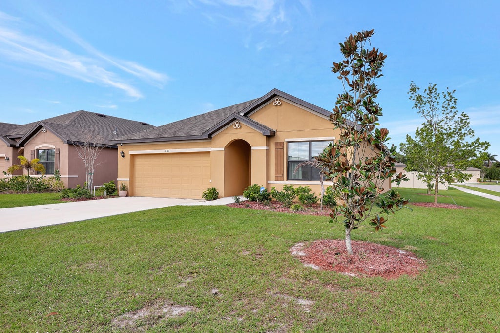 Photo of 6301 NW Northwood Loop, Port Saint Lucie, FL 34983 (MLS # R10952734)