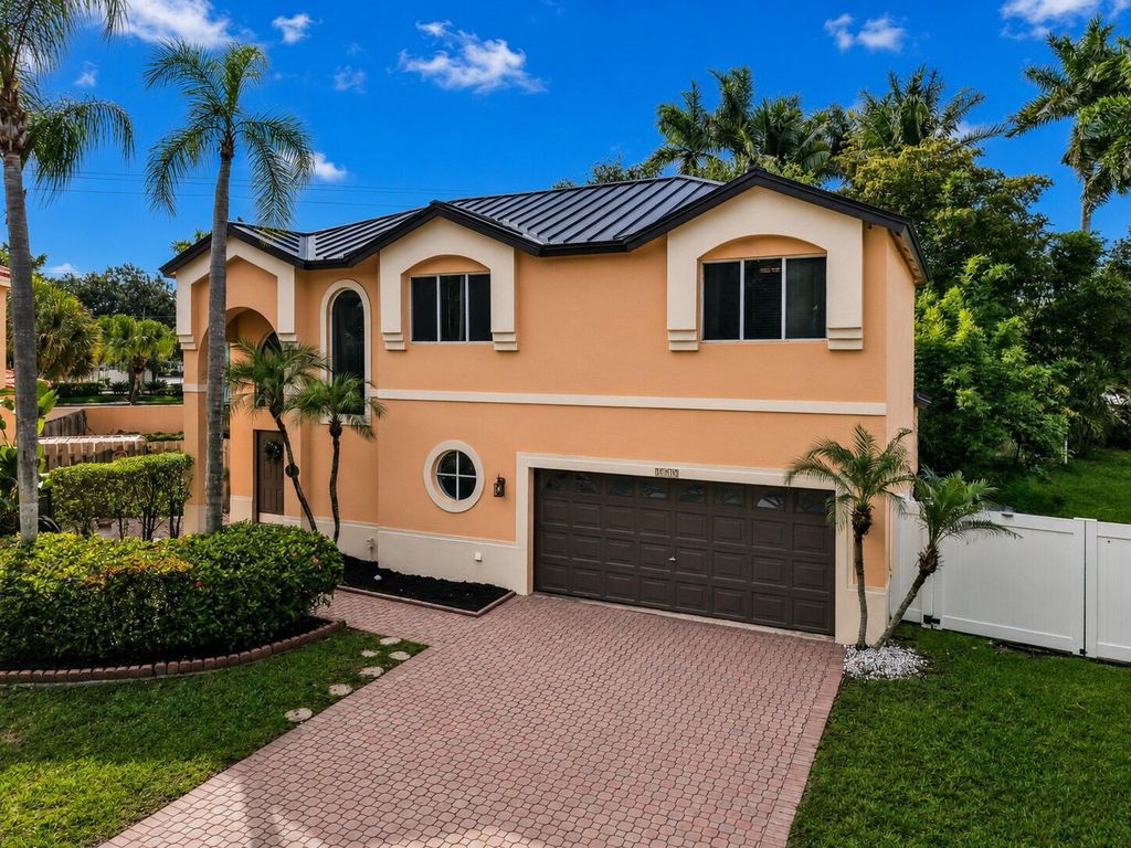 Photo of 2510 Rampart Way S, Hollywood, FL 33026 (MLS # B26034456)