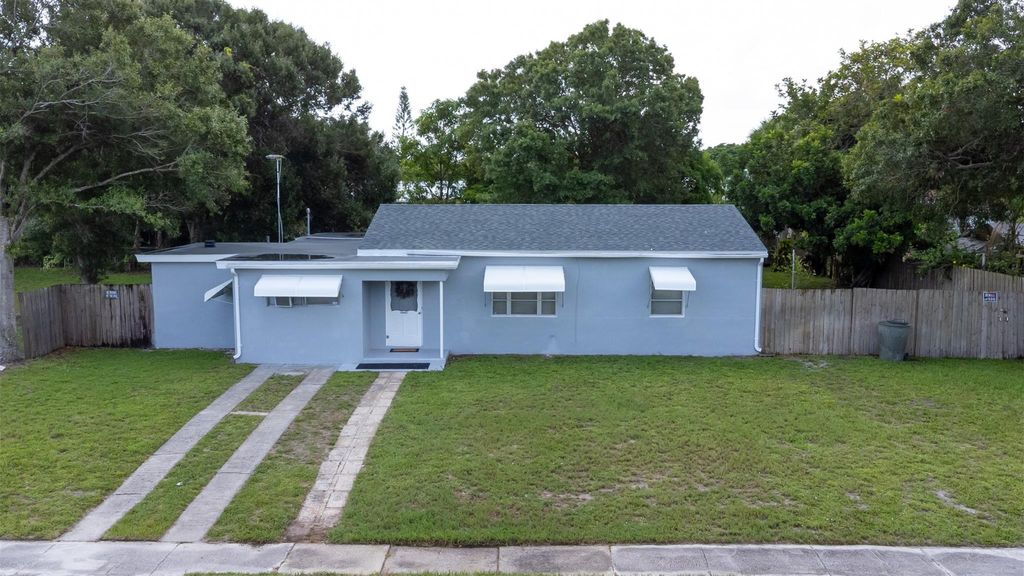 Photo of 1014 S 7th St, Fort Pierce, FL 34950 (MLS # F10514292)