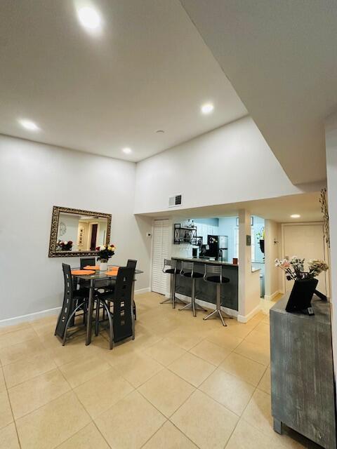 1040 Lake Shore Drive 202