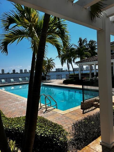 Beautiful 2 bedroom, 2 bathroom with garage and parking spot available. Primary bedroom has its own floor with spacious walk in closet and beautifully remodeled bathroom for complete privacy. secondary bedroom is on the main level. Kitchen comes fully equipped. All you need is your toothbrush and a bathing suit. Just steps away form the community offers resort style pool, beach, BBQ Grill. Gym and Clubhouse overlooking the intercoastal. waterfront living at its best. Kelsey park just down the street offers Tennis and Pickleball courts.