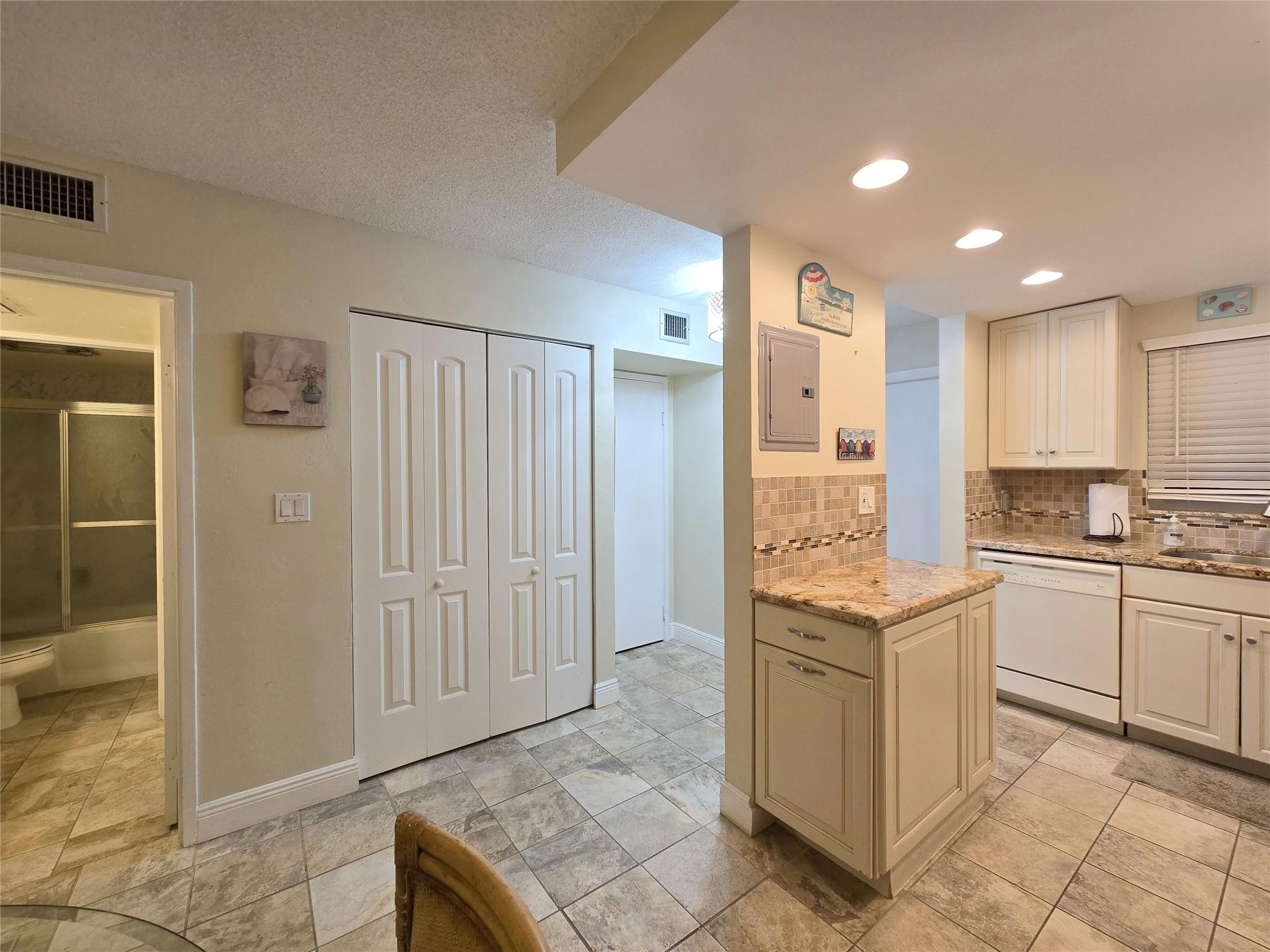 HILLSBORO COLONNADE CONDO - Residential Lease