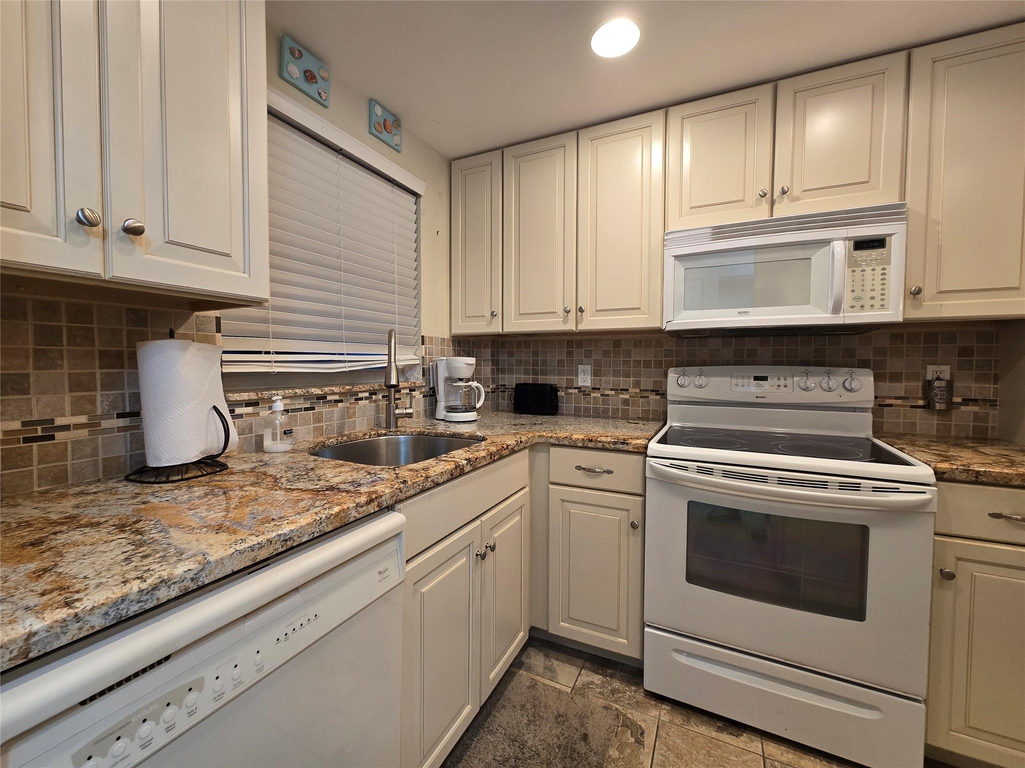HILLSBORO COLONNADE CONDO - Residential Lease