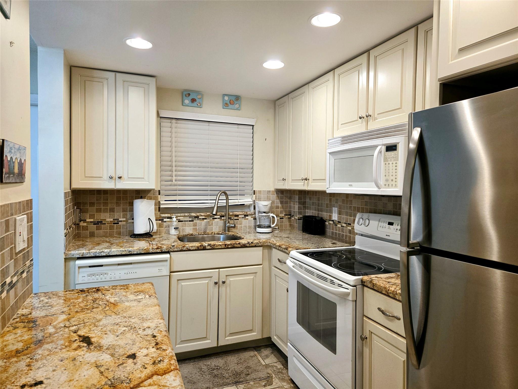 HILLSBORO COLONNADE CONDO - Residential Lease