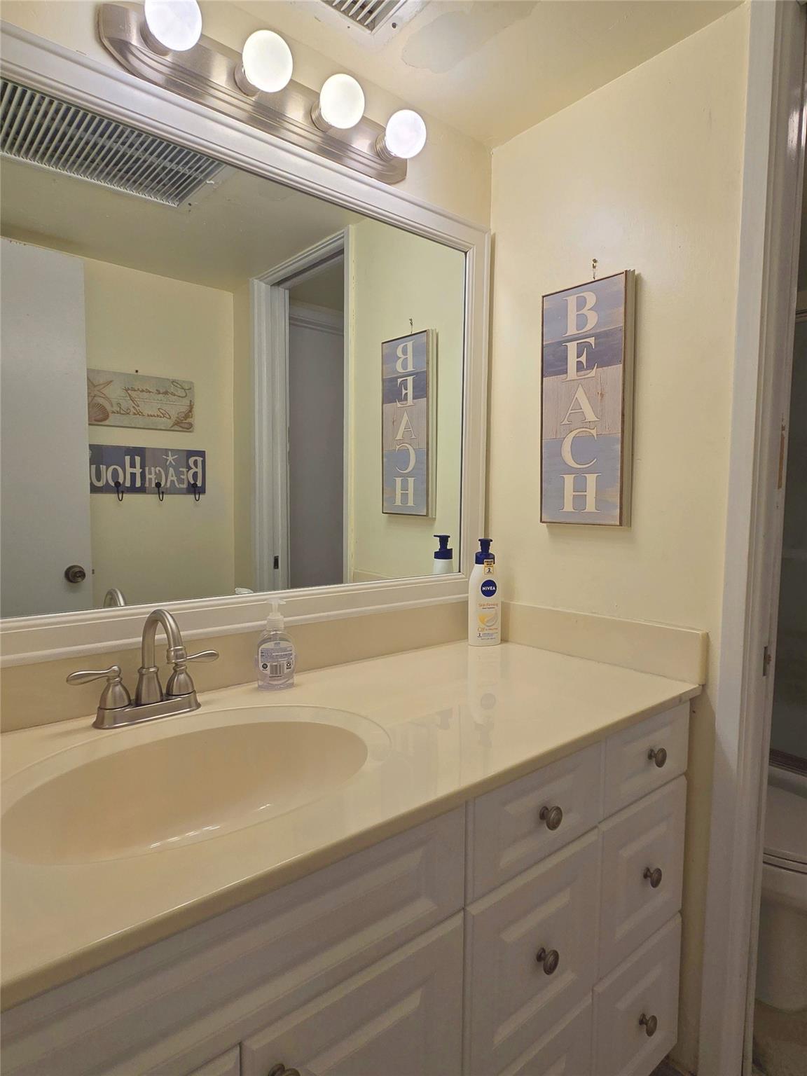 HILLSBORO COLONNADE CONDO - Residential Lease