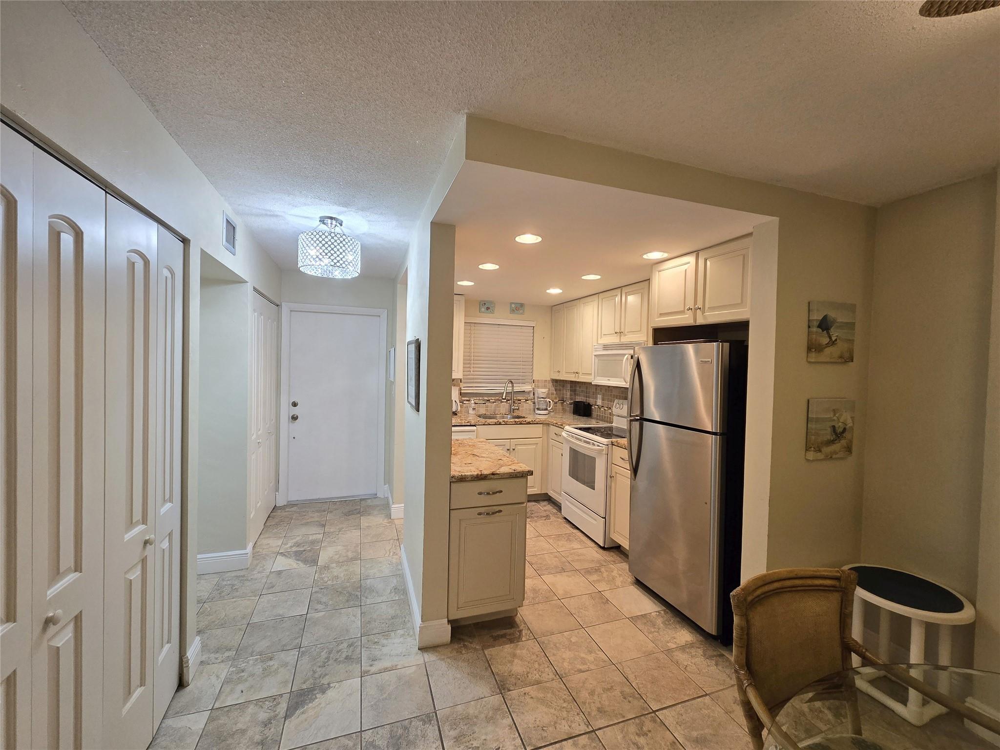 HILLSBORO COLONNADE CONDO - Residential Lease