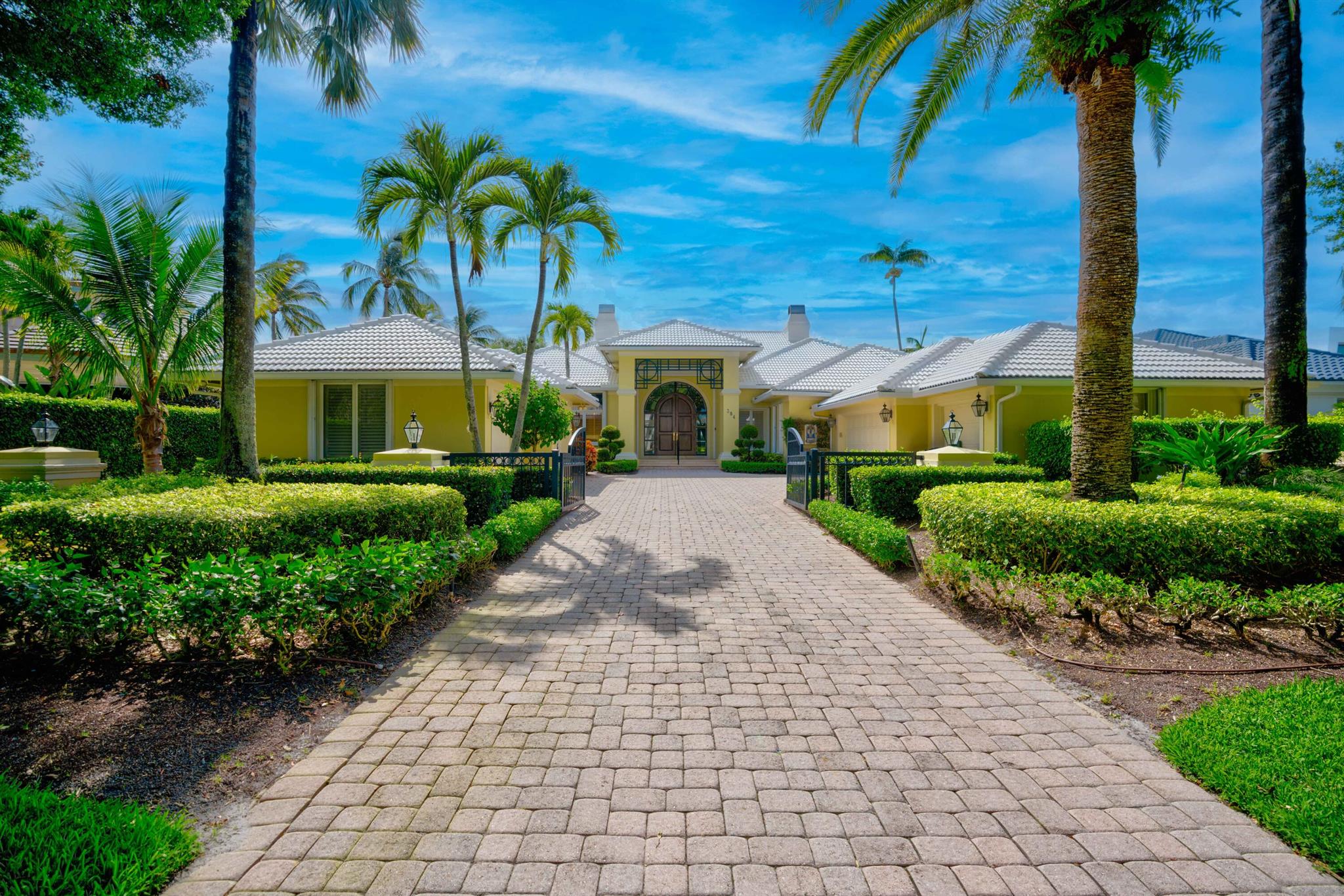 ADMIRALS COVE PAR E - Residential