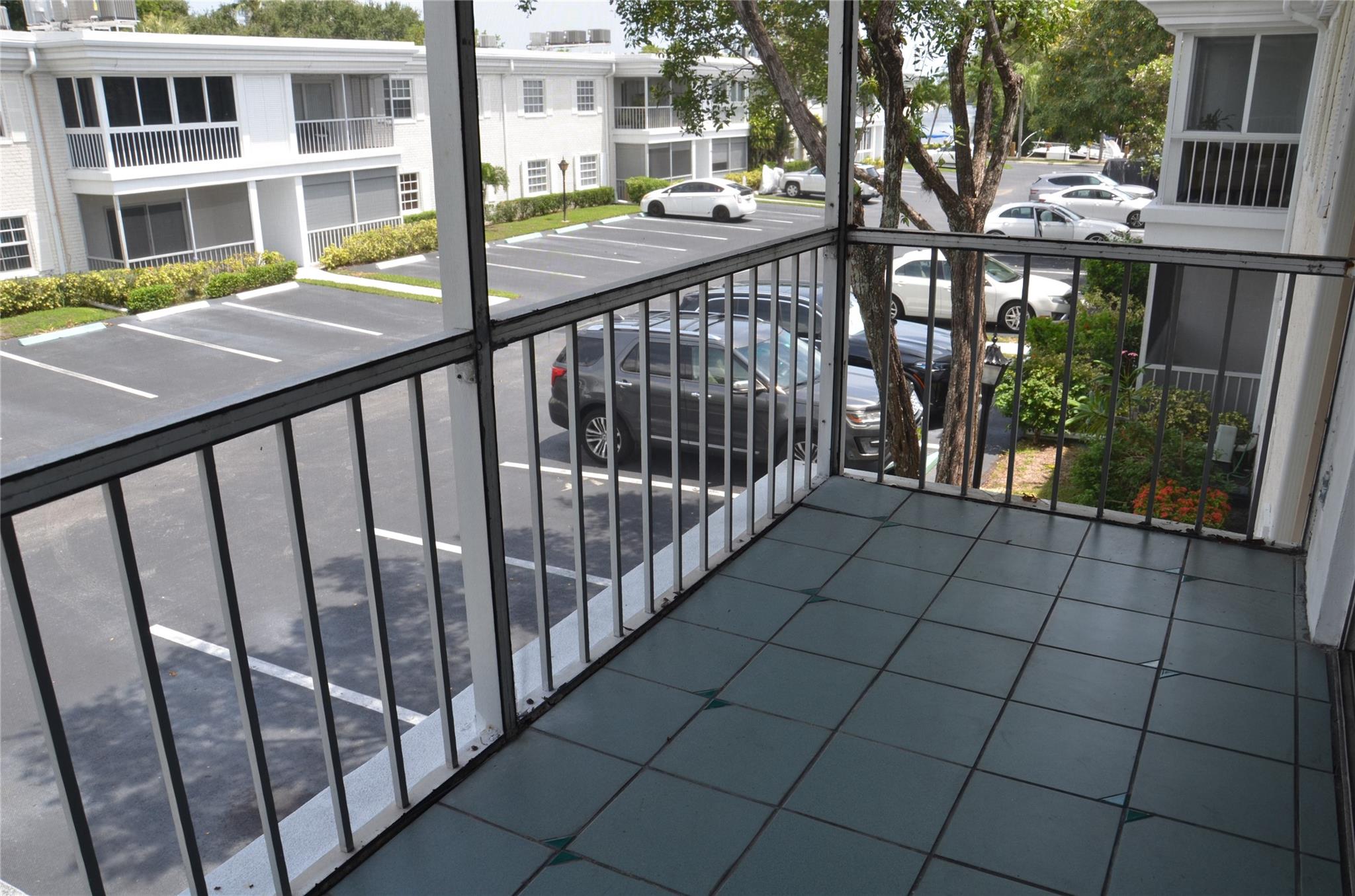 Bay Colony Club Condomini - Residential