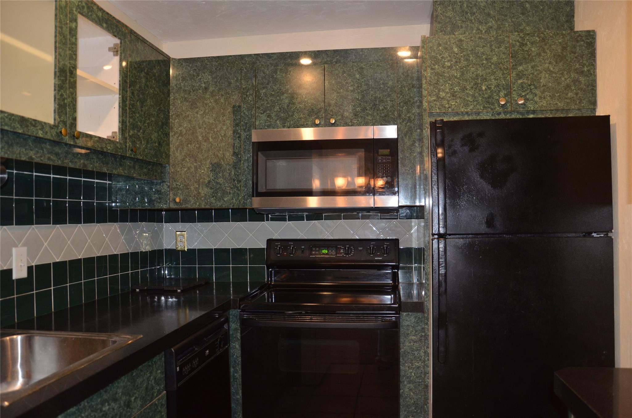 Bay Colony Club Condomini - Residential