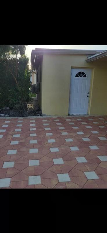 Cozy and comfortable efficiency for rent in Hollywood Florida. Close to all major highways. Own entrance and also accompany with its own bathroom and kitchenette area. Rent includes utilities