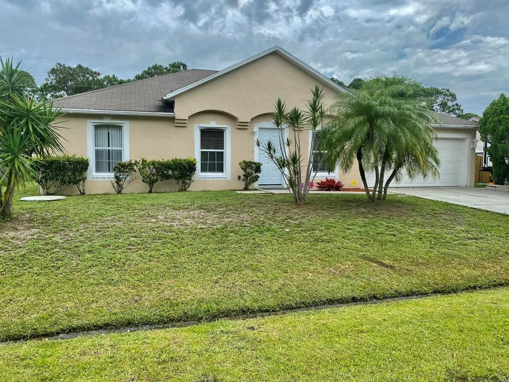 Photo of 825 SE Damask Avenue, Port Saint Lucie, FL 34983 (MLS # R10726199)