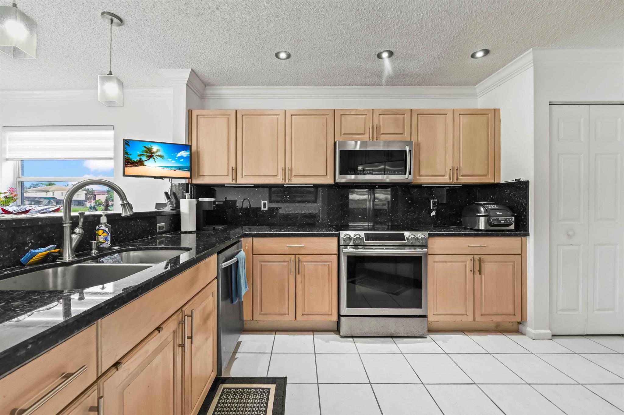 CRYSTAL POINTE - Residential