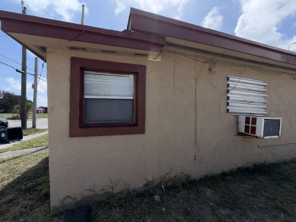 Photo of 709 N 20th Street, Fort Pierce, FL 34950 (MLS # B26004626)