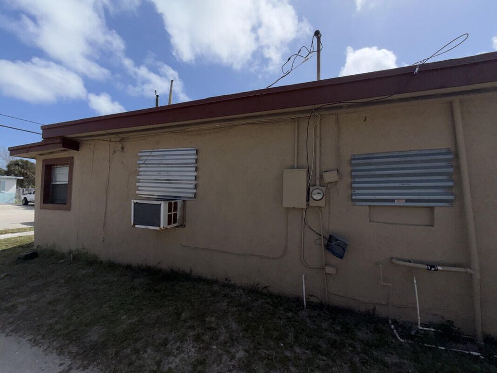Photo of 709 N 20th Street, Fort Pierce, FL 34950 (MLS # B26004626)