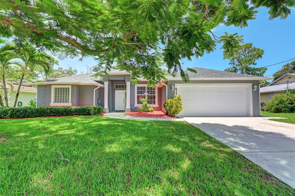 Photo of 933 SE Lansdowne Avenue Ave, Port Saint Lucie, FL 34983 (MLS # R10818396)