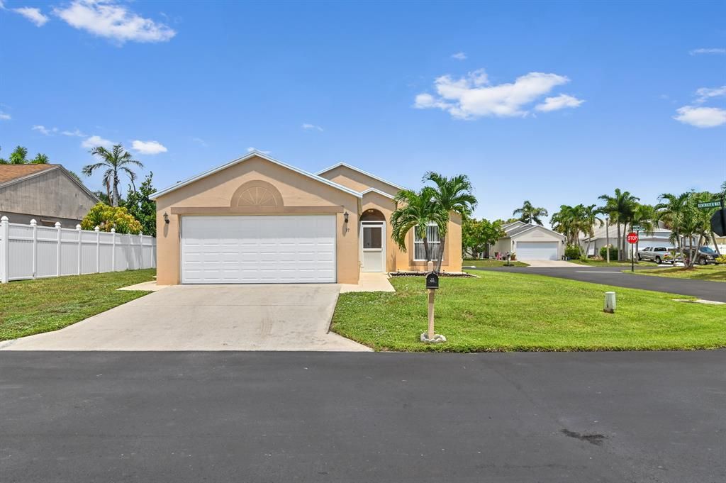 Photo of 37 Bentwater Circle Cir, Boynton Beach, FL 33426 (MLS # R10828999)