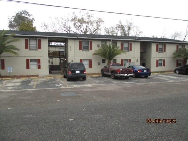This 14 unit apartment building has a central courtyard, and front parking. Unit 10 is freshly painted with new kitchen appliances, and water heater. Conveniently located near Roosevelt shopping area with a Publix, several dining locations, and banking within walking distance.