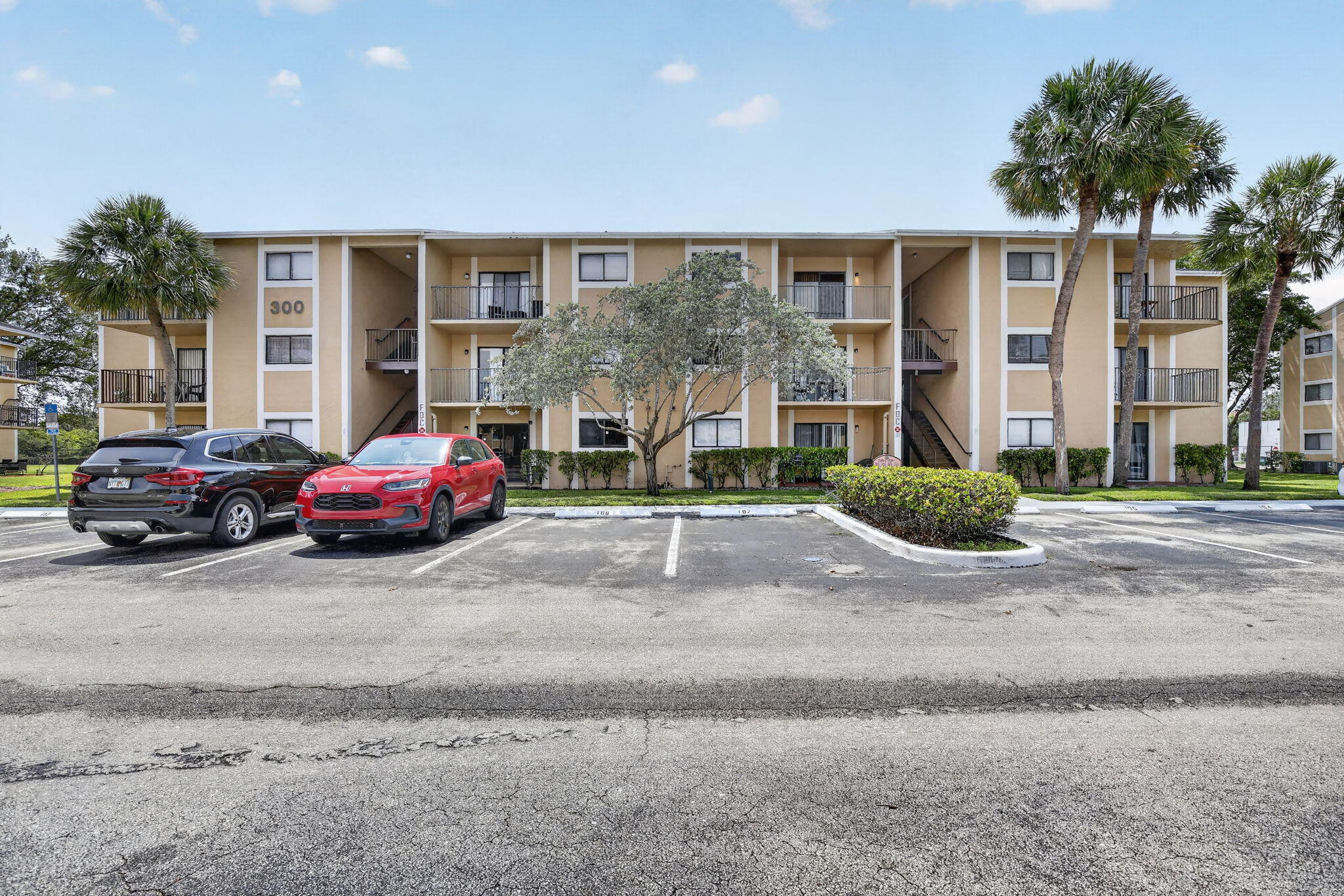 300 Palm Circle W