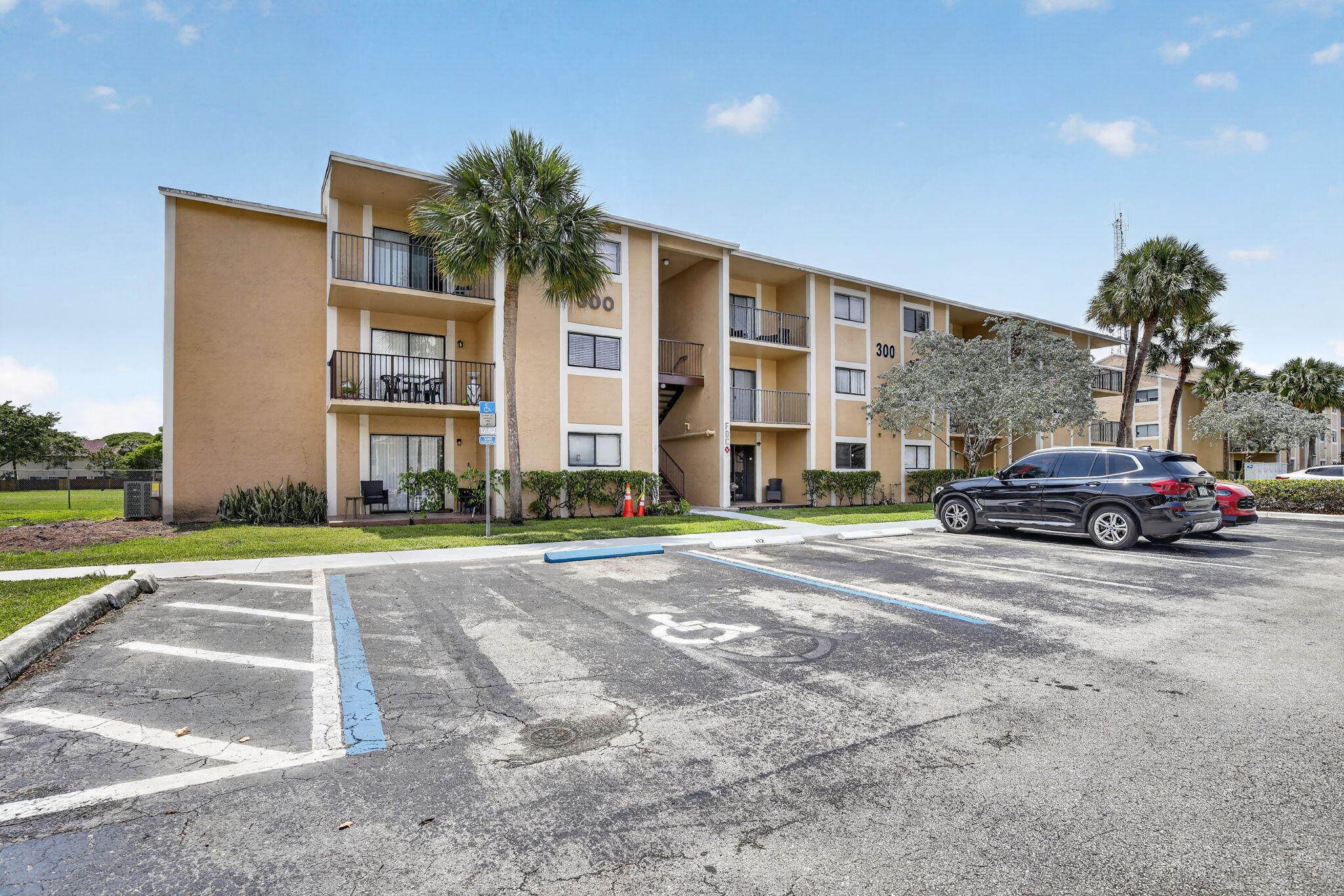 300 Palm Circle W