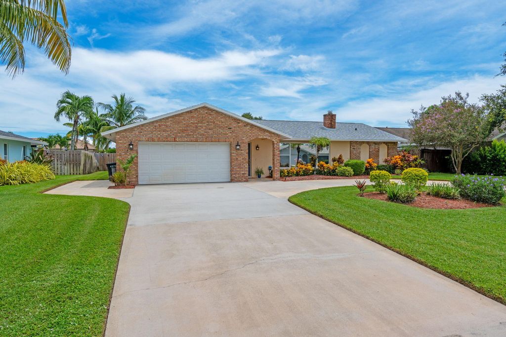 Photo of 11924 Banyan Street, Palm Beach Gardens, FL 33410 (MLS # R11122745)