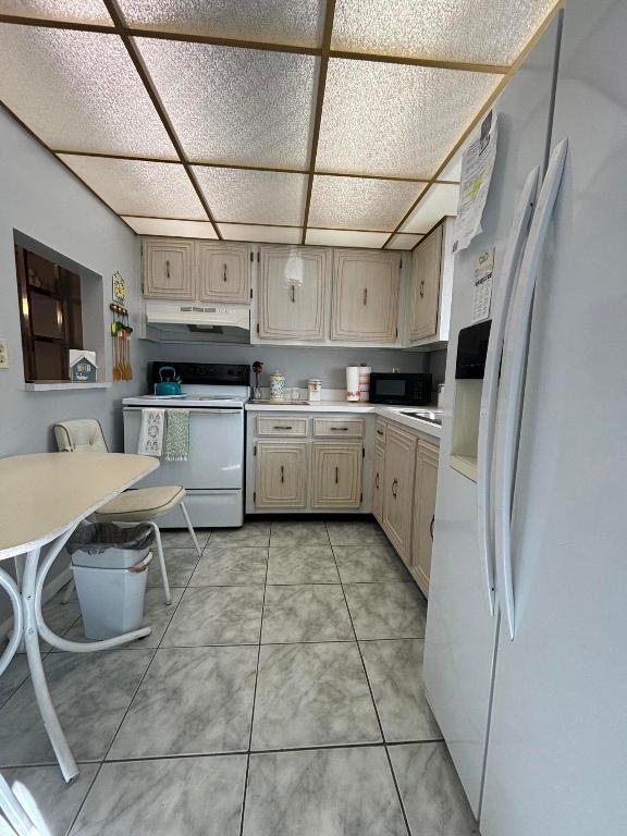 LAKESIDE VILLAGE CONDO 10 - Residential